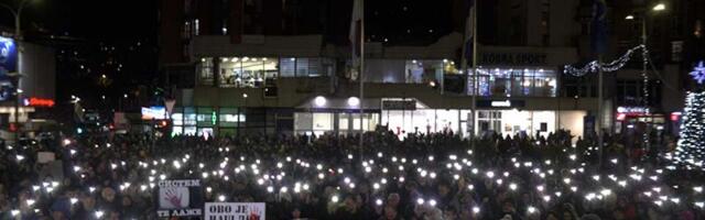Na protestu „Dogorelo“ zatražene ostavke gradskog rukovodstva, vanredni lokalni izbori i referendum (VIDEO)