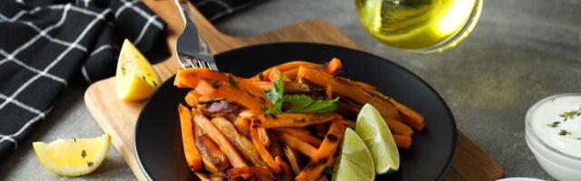 Pečeni slatki krompir sa sriracha sosom i limetom