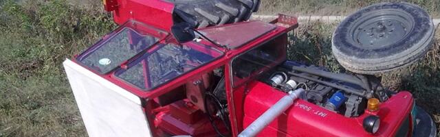 Prevrnuo se traktor u šumi: Poginuo muškarac