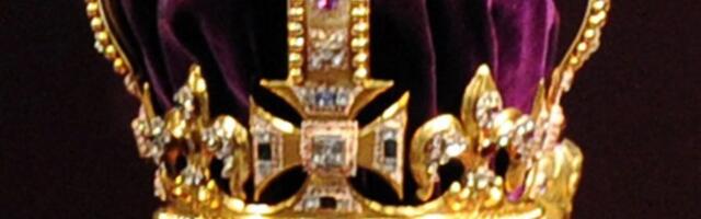 Huligani oštetili vitrinu sa kraljevskom krunom u Londonskoj kuli: Gađali je pudingom