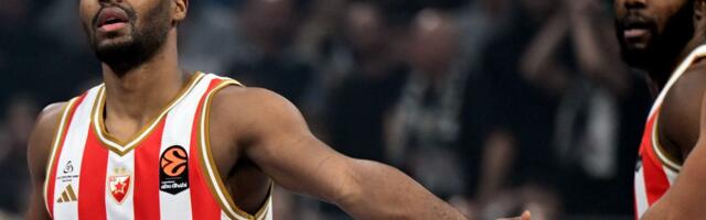 Batler pogađa kao da je u NBA ligi! Pogledajte ovu ludu trojku