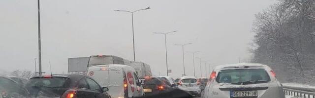 AMSS upozorava na otežane uslove vožnje zbog snega