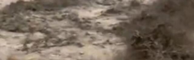 SNAŽNA OLUJA NA BOŽIĆ: Stotine ljudi evakuisano zbog bujičnih poplava, proglađeno vanredno stanje! (FOTO)