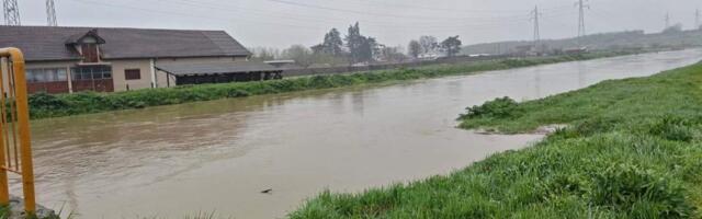 Uvedena vanredna odbrana od poplava: Podzemne vode plave dvorišta, čisti se kanal kod Šapca