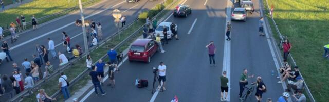 (FOTO) Pogledjate kako mali broj bahatih ljudi maltretira celu Srbiju!