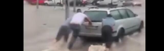 POTOP u Beogradu: Plivaju automobili, vozači guraju kola na Autokomandi, semafori ne rade... (VIDEO)