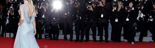 PRVI PUT u istoriji Kanski festival najavljuju dva postera: KULTNA SCENA zagrljaja na plaži iz čuvenog ljubavnog filma (FOTO)