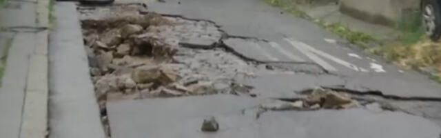 Nevreme odnelo asfalt sa ulice na Dušanovcu, ekipe su na terenu (FOTO)