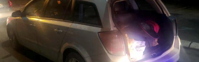 HAPŠENJE U PROKUPLJU: Policija zaustavila auto, kad su otvorili gepek vozaču odmah stavili lisice na ruke! Pogledajte šta su pronašli (foto)