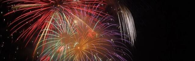 FOTO, VIDEO: Privedeno 40 osoba zbog neprijavljenog vatrometa i bakljade kod Ajfelove kule