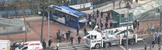 Аутобус покосио пешаке: Двоје тешко повређено, још 11 повређених