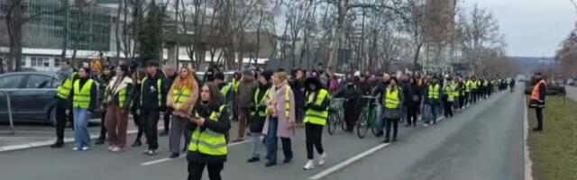 VIDEO: Novosađani protestnom šetnjom i tišinom obeležili 15 meseci od pada nadstrešnice