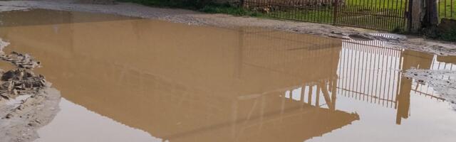 Čitaoci javljalju: U selu Vlase posle postavljanja fekalne kanalizacije ostale rupe na putu, niko problem ne rešava