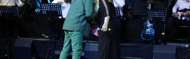 (VIDEO) SNEŽANA ĐURIŠIĆ NA KONCERTU DOBILA CVEĆE OD NEPOZNATOG GOSPODINA: Njen partner sve video, evo kako je pevačica reagovala