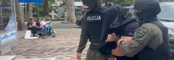 SKANDAL U REDOVIMA POLICIJE: Uzimali mito, pa stavili kapuljače! Pogledajte kako su uhapšeni policajci iz Velike Kladuše bežali od kamera! (VIDEO)