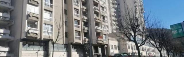 POŽAR U BLIZINI "LEPE BRENE" Vatrogasci intervenišu, dim kulja iz stana višespratnice u centru Užica /FOTO