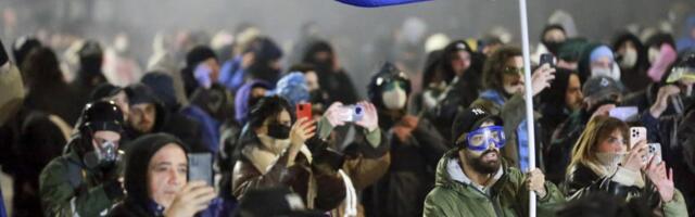 NE SMIRUJE SE U GRUZIJI: Policija vodenim topovima i suzavcima rasterala demonstrante (FOTO)