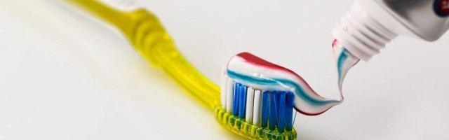 Evo koliko bi trebalo PASTE ZA ZUBE DA STAVITE NA ČETKICU, OVO nikako nije dobro! Stavljate PREMALO ILI PREVIŠE?