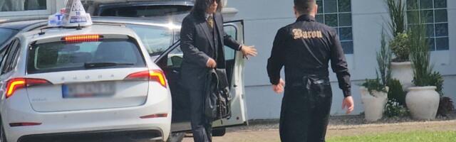 OTAC TEE TAIROVIĆ STIGAO NA ĆERKINO VENČANJE: Brutalan je frajer, a došao u pratnji OVE plavuše (FOTO)