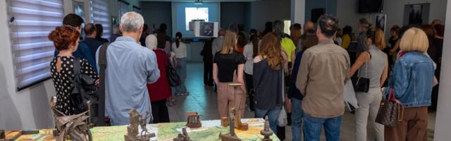 Otvorena multimedijalna izložba „Peta strana sveta“ u Galeriji Kuće Đure Jakšića