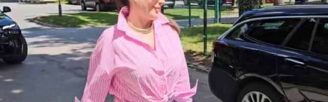(FOTO) CECA KAO DEVOJČICA: Pevačica oduševila najnovijim izdanjem - Bebi roze košulja i farmerke, ali svi gledaju u njena stopala