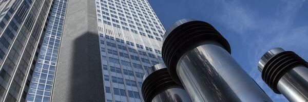 Ljubavnica visila sa desetog sprata zgrade u Kini samo da bi pobegla od “legitimne žene” (VIDEO)