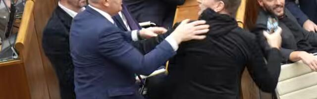 TUČA U SLOVAČKOM PARLAMENTU: Zbog novog zakona letele flaše i psovke, čuli se povici da neko nekoga guši! (VIDEO)