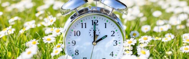 Počinje letnje računanje vremena: Zašto ove godine sat pomeramo ranije nego prošle?