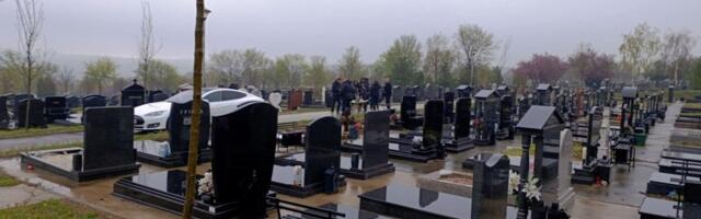 Prve slike sa sahrane Stele Savić: Tek nekolicina ispratila Stelu na večni počinak (FOTO/VIDEO)