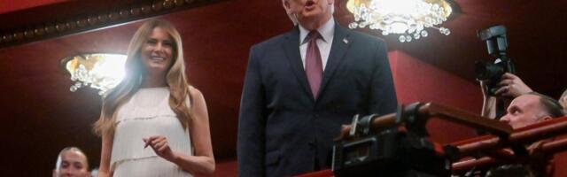 Dok sala bruji, Melanija sija: U haljini sa resama prva dama ukrala šou (VIDEO)