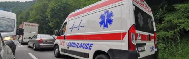 MOTOROM SE ZAKUCAO U AUTOMOBIL! Težak saobraćajni udes kod Zlatibora!