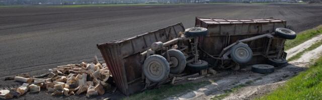 Prevrnuo se traktor, pogiunula dva deteta