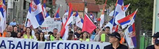 SNS i SPS u Leskovcu drugi put u šetnji – ovog puta mlađi ljudi, ali i stariji glasači (galerija)