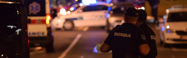 MASKIRANI UPALI U KAFIĆ U USTANIČKOJ I DEMOLIRALI GA! Palicama lomili inventar, pa ubacili zapaljenu baklju!