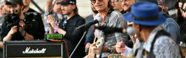 Стив Вај добио гитару од Брајана Меја