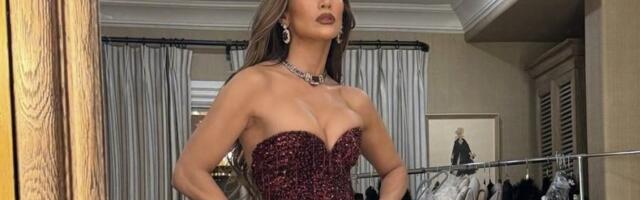 Grudi samo što nisu ispale iz haljine: Dženifer Lopez izgrmela - atributi latino dive mame na greh (FOTO)