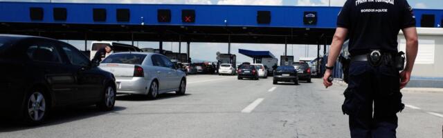 NA BATROVCIMA PRONAĐENE ZLATNE PLOČICE: Carinici sprečili krijumčarenje, dragocenosti oduzete, a putnik novčano kažnjen (foto)