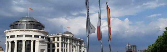 Poslanici Levice Rutea u Sobranju dočekali transparentom Nato ubija za profit (FOTO)