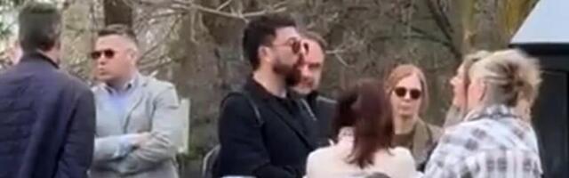 Najpotresniji trenutak s pomena Marinku Madžgalju: Ognjen Amidžić snažno zagrlio majku i sestru pokojnog glumca i najboljeg prijatelja (VIDEO)