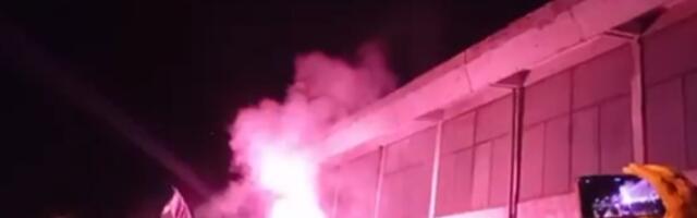 Protest u Obrenovcu u znak podrške Nikolini Sinđelić: Građani blokirali kružni tok i prefarbali uvredljive grafite (VIDEO)