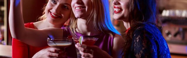 Danas svi brinu za šminku i garderobu, a nekada su izlasci izgledali ovako: Piće za 200 dinara, ples do zore , pa bosi kući...