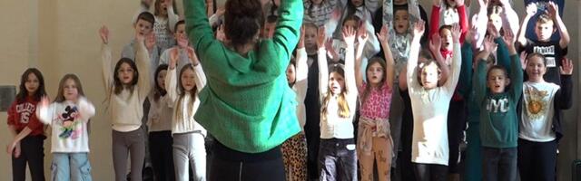 Užički „Rok horić“ i učiteljica Mirela: „Rok pevači pevaju čvrsto i glasno“ (VIDEO)