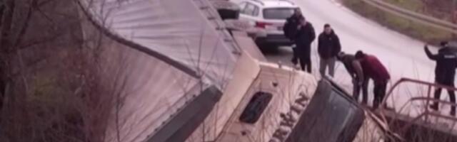 VIDEO Šleper probio bankinu i sleteo sa puta kod Čačka: Nema povređenih