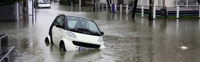 Komšije na udaru snažnog nevremena: Popaljeni alarmi, vetar nosi sve pred sobom, stanovništvo strahuje od poplava