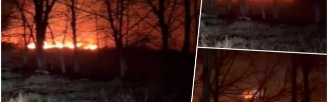VELIKI POŽAR KOD CRVENKE Planula veća površina poljoprivrednog zemljišta i niskog rastinja, preti da se proširi na okolne parcele i objekte VIDEO