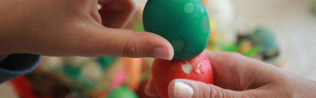 Ako farbate jaja u lukovini, obavezno dodajte ovu biljku! Pojačaće crvenu boju i to bez onih sintetičkih