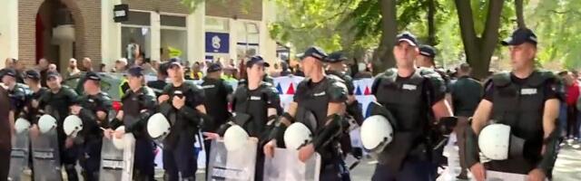 VIDEO Napeto u Kuli pred konstitutivnu sednicu skupštine: Policijski obruč, građani i pristalice SNS