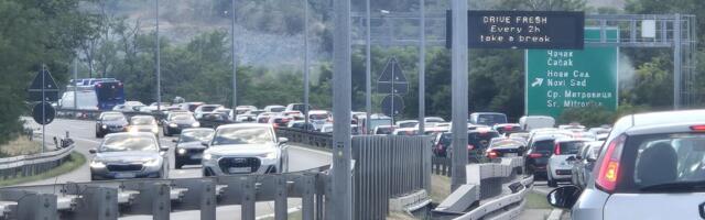 AMSS: Po podne pojačan saobraćaj, na planinama po kiši i klizavim putevima