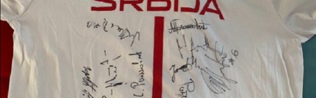 Dača majicu sa potpisima "delfina" daje za lečenje Elene (2)