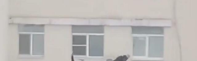 Ogroman požar u bolnici, ljudi iskaču kroz prozor (VIDEO)